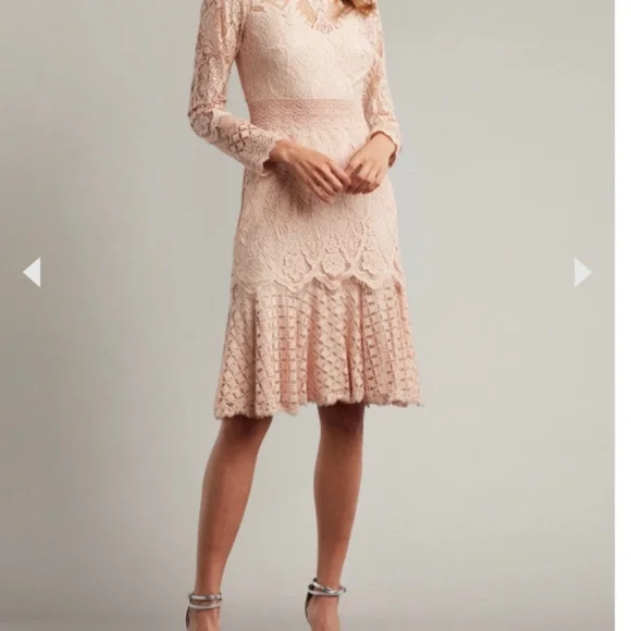 即発★TADASHI SHOJI★素敵3/4-Sleeve Lace Cocktail Dress Illusion Lace ¾ Sleeve Gown with Grosgrain Ribbon Belt